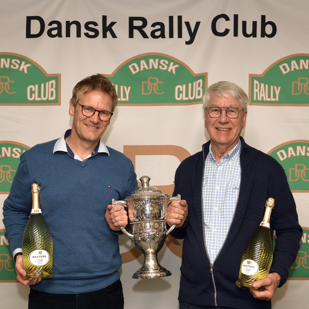 De historiske rallykørere, søn og far-mandskabet Kenneth Kruse Simonsen, Charlottenlund, og Otto Kristensen, Tune, har fået overrakt Rallye Monte-Carlo-pokalen for bedste danske placering i årets Rallye Monte-Carlo Historique i deres Lancia Fulvia HF fra 1968. Det skete ved Dansk Rally Clubs generalforsamling onsdag i Kirke Hyllinge
(Foto: Dansk Rally Club)